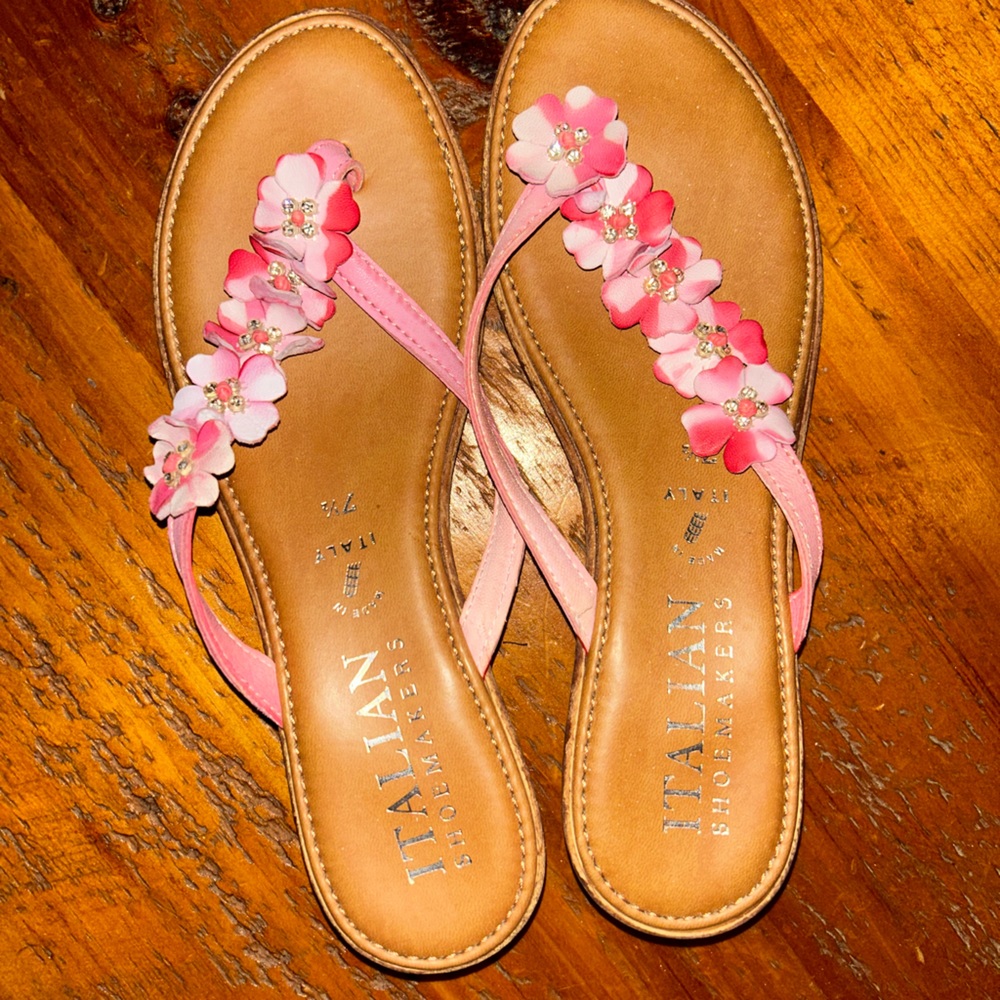 Made in Italy, this pair of darling sandles are perfect for any occasion.